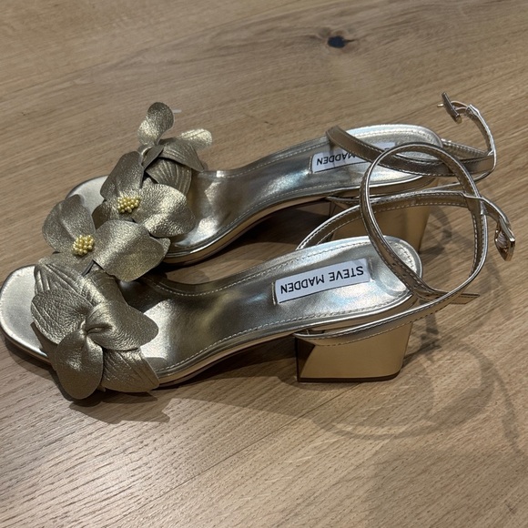 Steve Madden Metallic Gold Floral Heels - Picture 3 of 4